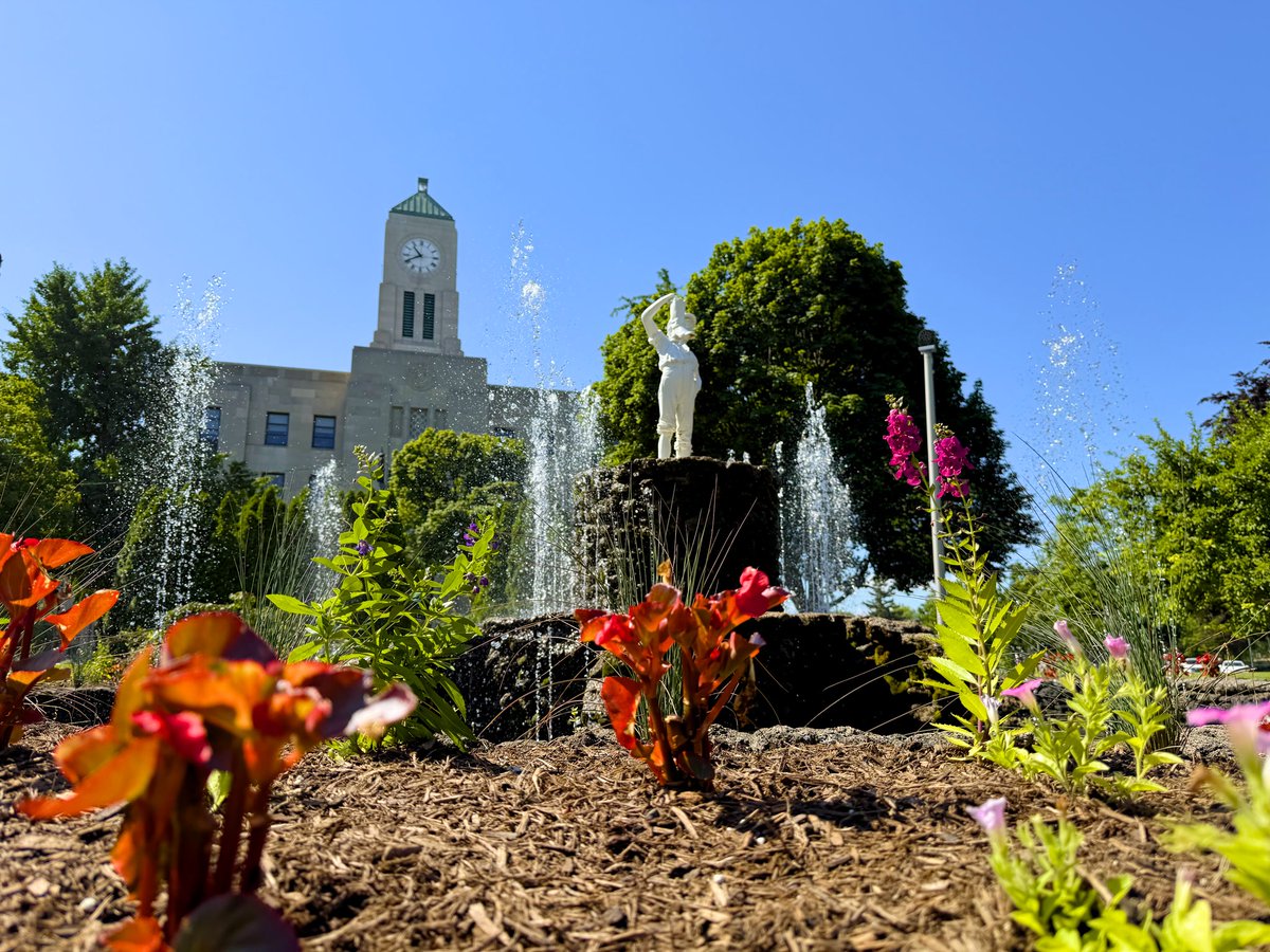 cityofsandusky's tweet image. Washington Park is all primed and ready for tomorrow's Fourth of July Stars & Stripes Celebration!
Washington Park has been a downtown gem for generations, and thanks to our Greenhouse team, it’s just as beautiful today as ever. #SanduskyOhio #WashingtonPark
