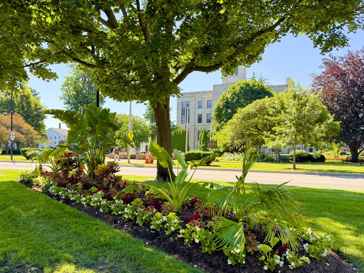 cityofsandusky's tweet image. Washington Park is all primed and ready for tomorrow's Fourth of July Stars & Stripes Celebration!
Washington Park has been a downtown gem for generations, and thanks to our Greenhouse team, it’s just as beautiful today as ever. #SanduskyOhio #WashingtonPark
