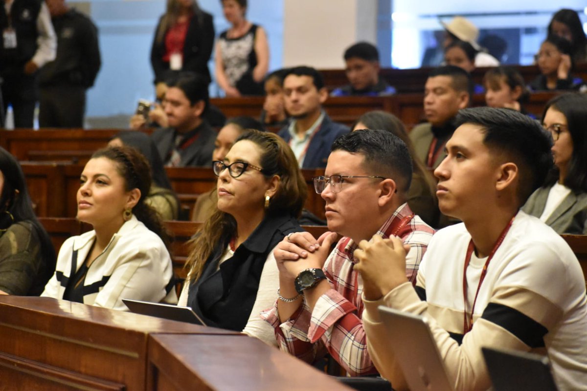 HOY | 🤝

<a href="/UNIRuniversidad/">Universidad Internacional de La Rioja (UNIR)</a> realizó la entrega simbólica de #becas académicas a funcionarios de la <a href="/AsambleaEcuador/">Asamblea Nacional</a>, en el marco de un convenio de cooperación interinstitucional. Este acuerdo busca fortalecer la formación continua y el desarrollo profesional en el sector público.