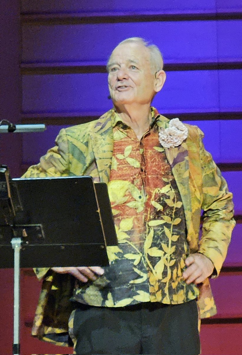 Plötsligt står han där, två bänkrader (ca 3,67 m) framför en; barndsomidolen och en av favoritskådisarna sedan länge. 
✨️🫶🏼✨️