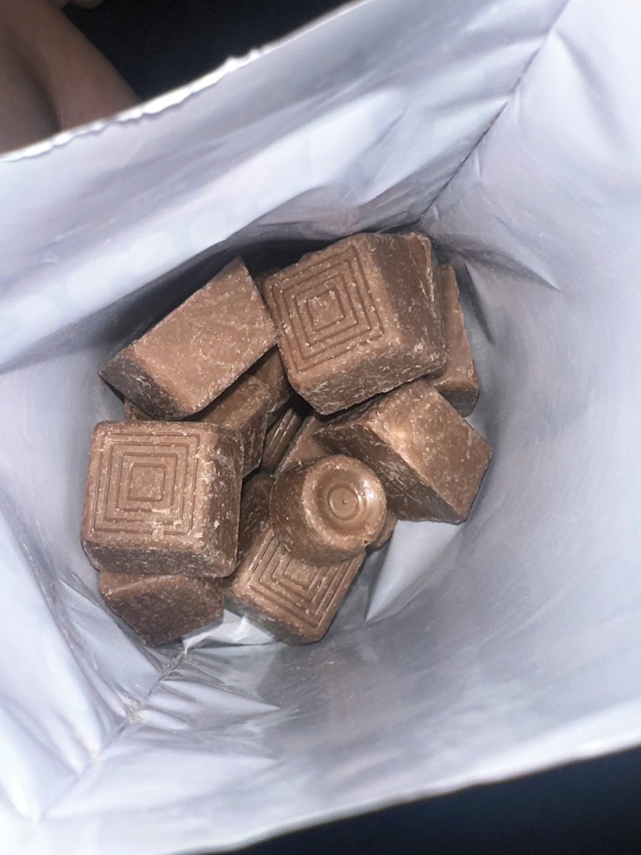 yashirowoo's tweet photo. @NestleCare found a rolo in my munchies packet?? i was so confused 😭 https://t.co/tuhg6ETUJQ