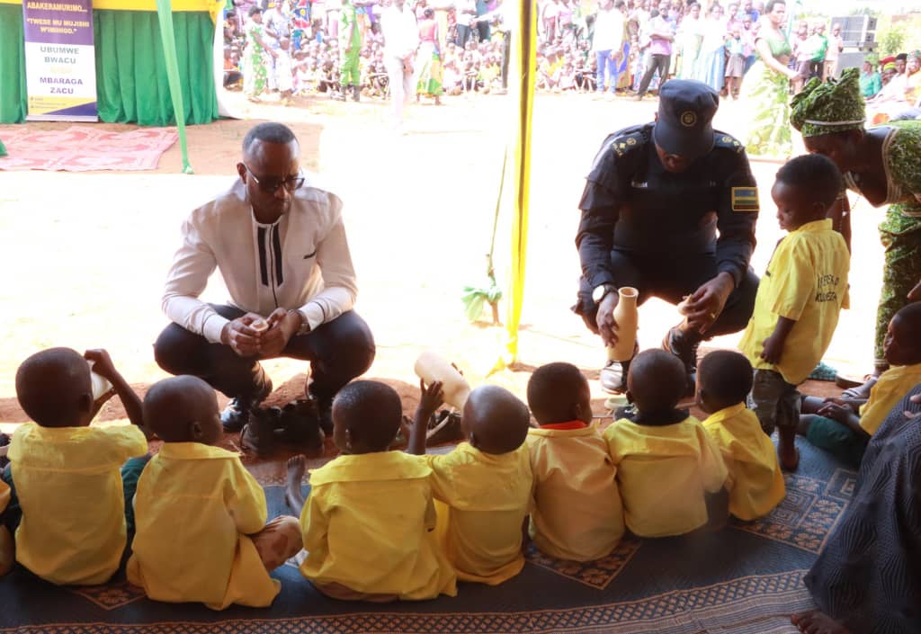 Arikumwe n'inzego z'Umutekano Army na Police, Umuyobozi w'Akarere ka Bugesera, Bwana Mutabazi Richard ,batashye Urugo Mbonezamikurire rw'Abana bato (ECD) rwubatswe mu murenge wa <a href="/RweruBugesera/">Umurenge wa Rweru - Akarere ka Bugesera</a>, ni muri gahunda y'ibikorwa by'Ingabo na Police, biteza imbere abaturage.