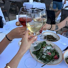 I had lunch outside with my colleagues today.