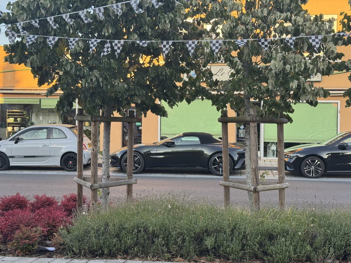 Xenze's tweet photo. @astonmartin #lemansclassic in Arnage and there are some pretty cars parked up. https://t.co/BIAKt5JCmy