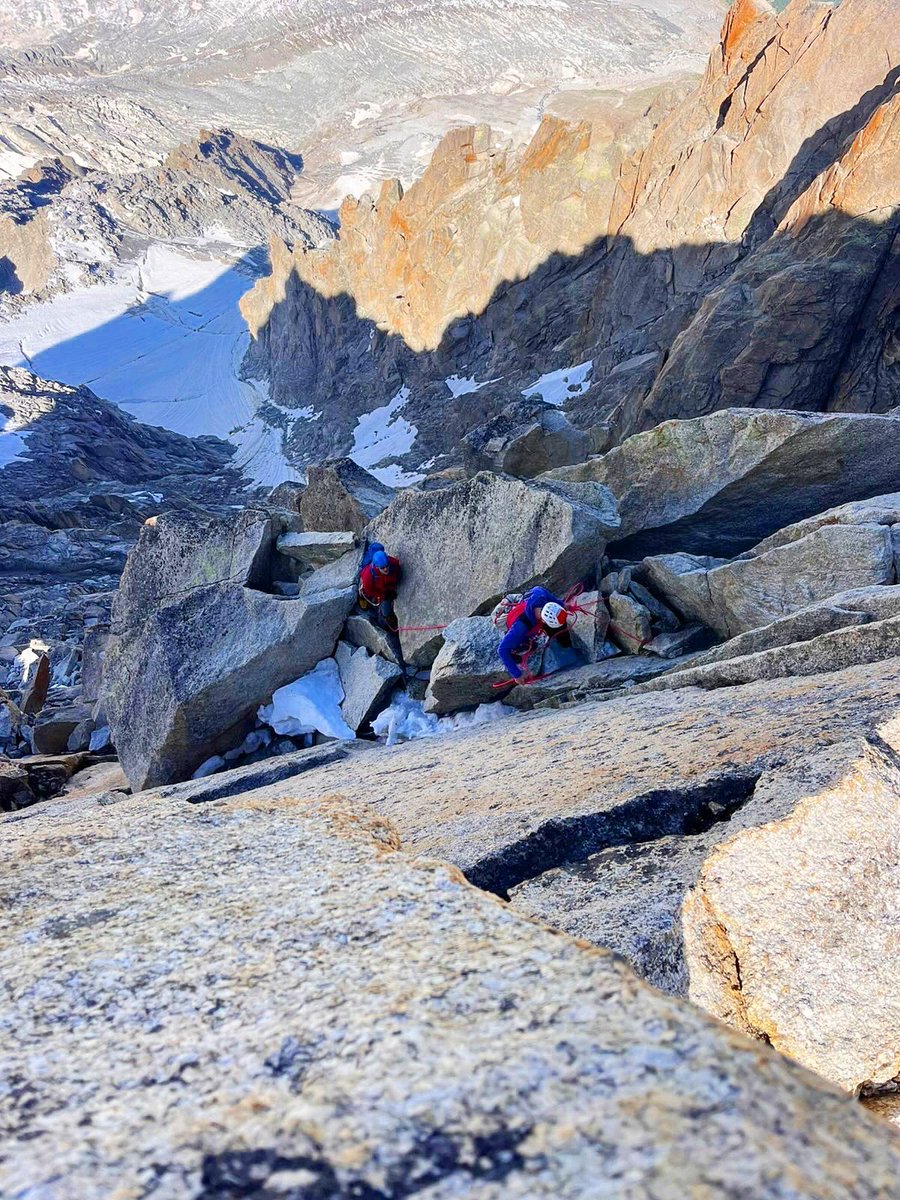 Fun in the sun!
🏔️🎒❄️⛏️😎
Cooler weather across the Alps forecast in Monday. Staying on ridges until the temperatures dip. Lots of smiles in the sun, this hot week in the Alps.

〽️ icicle-mountaineering.ltd.uk/courses.html

📍Aiguille du Midi 3842m

#canicule #climbing #cosmiques #aiguilledumidi