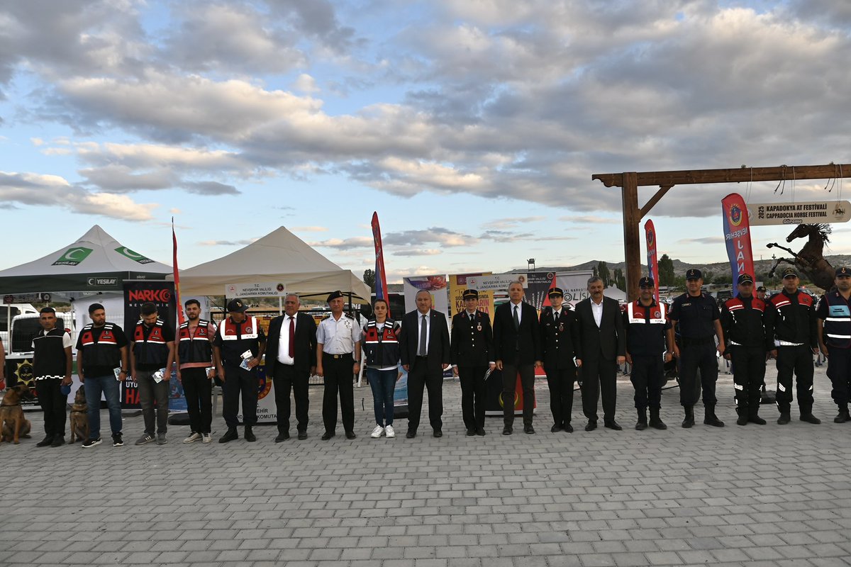 Valimiz Sn. <a href="/ValiFidan/">Ali Fidan</a>;

🐎🏇Valiliğimiz himayelerinde, Göreme Belediyesi ve Kapadokya Atçılık Kültür Derneği tarafından bu yıl ilki düzenlenen Kapadokya At ve Atçılık Festivali’nin açılışını gerçekleştirmesinin akabinde festival alanında bulunan stantları ziyaret etti.