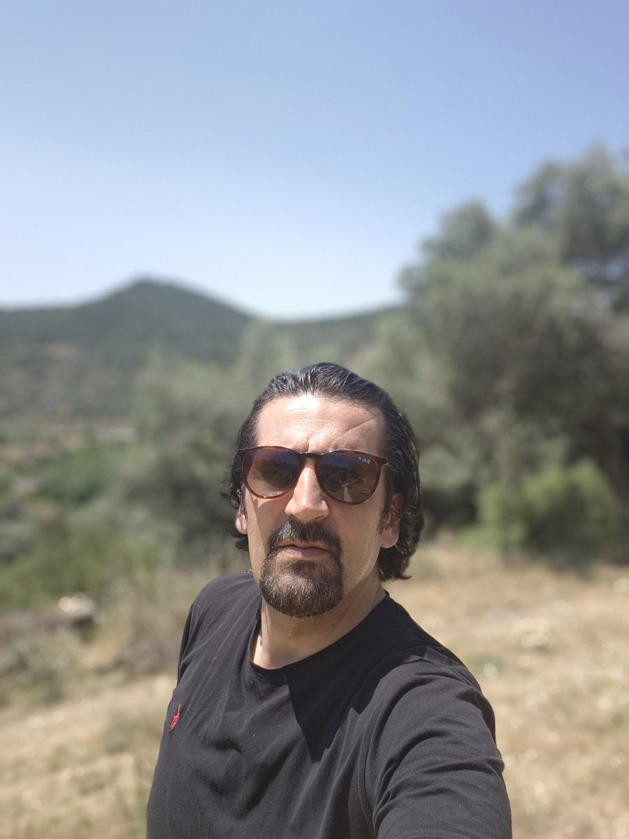 ozkayadeniz's tweet photo. Ödemiş Üzümlü köyü yangına teslim oldu. 😢
Köydeki ev yandı.
Kızımın geçen hafta Üzümlü'de çekildiği son fotoğrafı olacağı aklımın ucuna gelmezdi. 
Çok güzel bir köydü.
#ödemişyanıyor
#ödemiş 
#izmiryanıyor https://t.co/jXo1zltu27