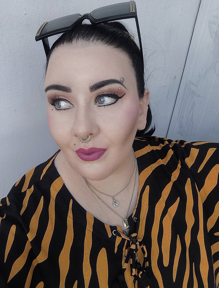 KristynaPravda's tweet photo. ,,Horké letní odpoledne mimo domov." ☀️
#czechwoman #septumpiercing #makeup #purplelipstick #outfit #blackhair #summer #hotsummer #summervibes #xiaomi13tpro #xiaomiphotography #xiaomivideo https://t.co/37eUCMRaaF