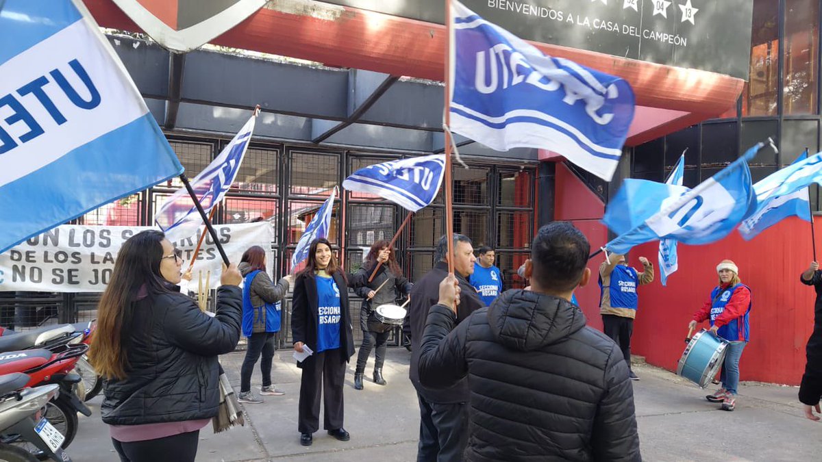 Una vez más expreso mi solidaridad absoluta con los trabajadores que todos los días hacen más grande nuestro Club…con la necesidad de la gente no se jode…Esta gestión espantosa está dañando la imagen y el espíritu de nuestra institución. Se terminará más temprano que tarde.