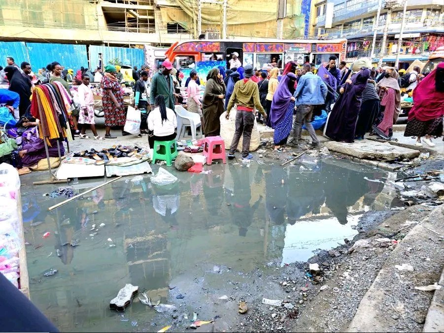 hon_adamow's tweet photo. T condition of the road and the overwhelming stench that rises from the nearby waste.
What you’re seeing here is a serious public health hazard. There is growing fear that a disease outbreak could happen very soon if urgent measures are not taken.
I urge everyone to raise https://t.co/weh8L3kKQm