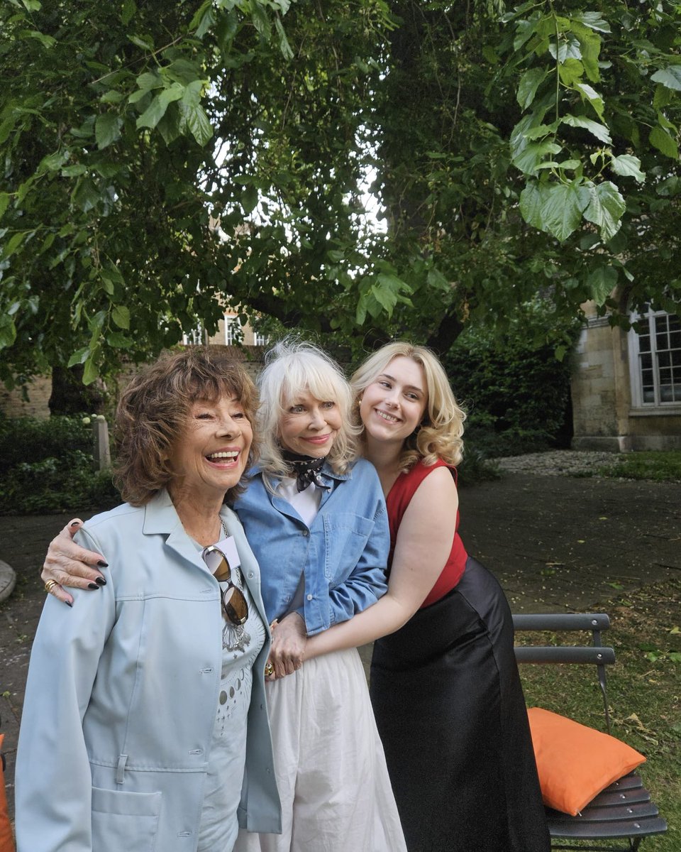 0hMySt4rs's tweet image. The girl who thought she’d never make it this far / the women who helped set her on this path.
Carole and Katy I owe you everything. ♥️♥️