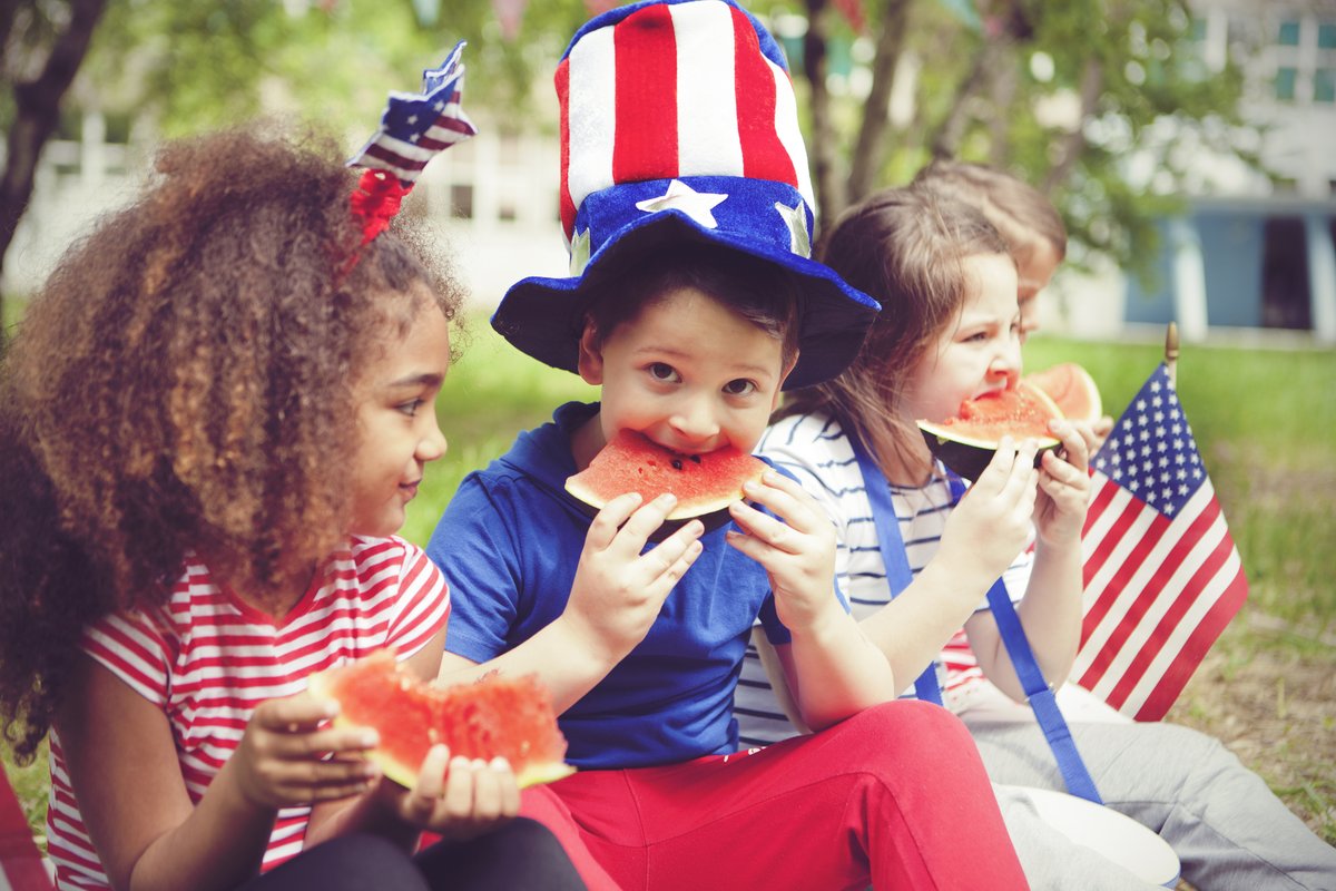 WolfsonChildren's tweet image. The Fourth of July is almost here! 🇺🇸 As you gear up for the festivities, keep these quick safety tips in mind:
❤️ Attend public firework shows — it’s safer (and just as fun!) to leave the fireworks to the pros.
❤️ Swap sparklers for glowsticks — sparklers burn over 1,200°F and…
