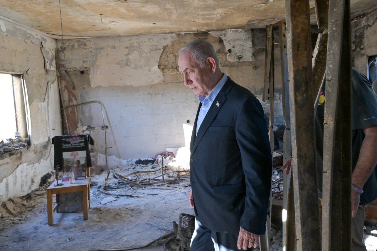 After 20 months, Netanyahu finally visits Nir Oz, a kibbutz where one quarter of the population was either killed or abducted on October 7 by Hamas. In the photo, you can see the artist admiring his work.