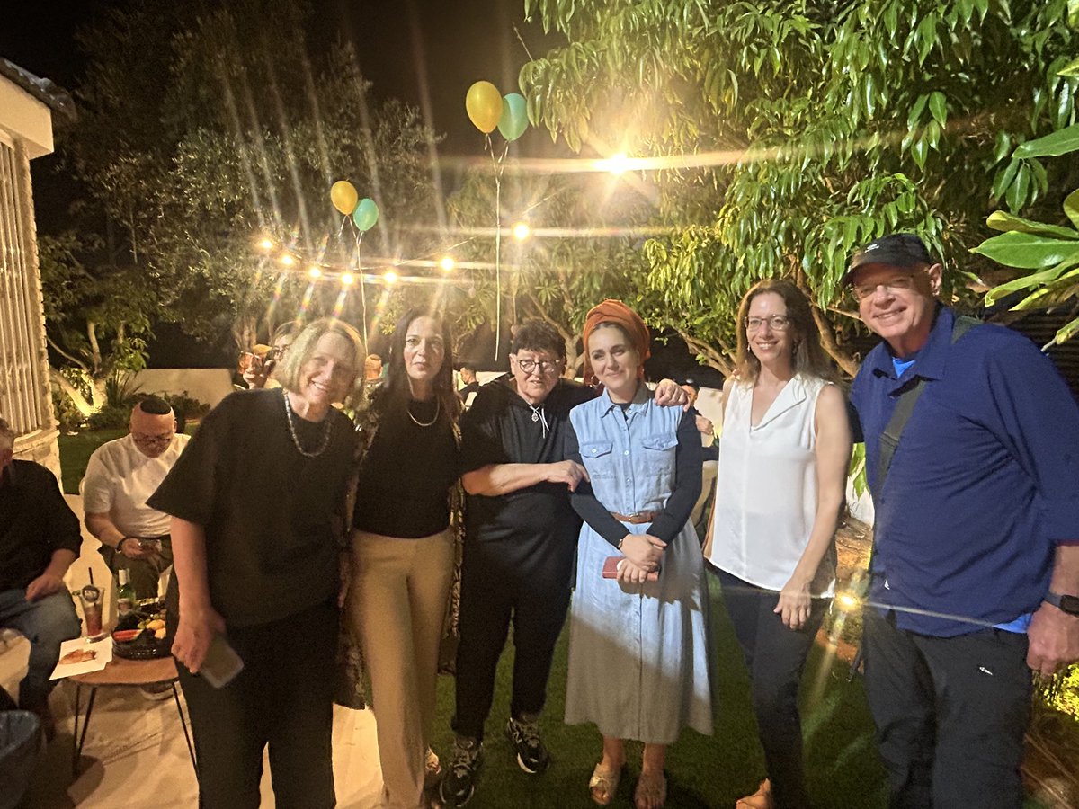 בחופשה ממילואים במסיבת יומולדת לשפי פז.
מזל טוב לאישה היקרה והאמיצה שלנו, כלת השמחה, עם שתי נשים חכמות ואמיצות בתמונה.
ועוד, מוקף בנשים מדהימות ❤️