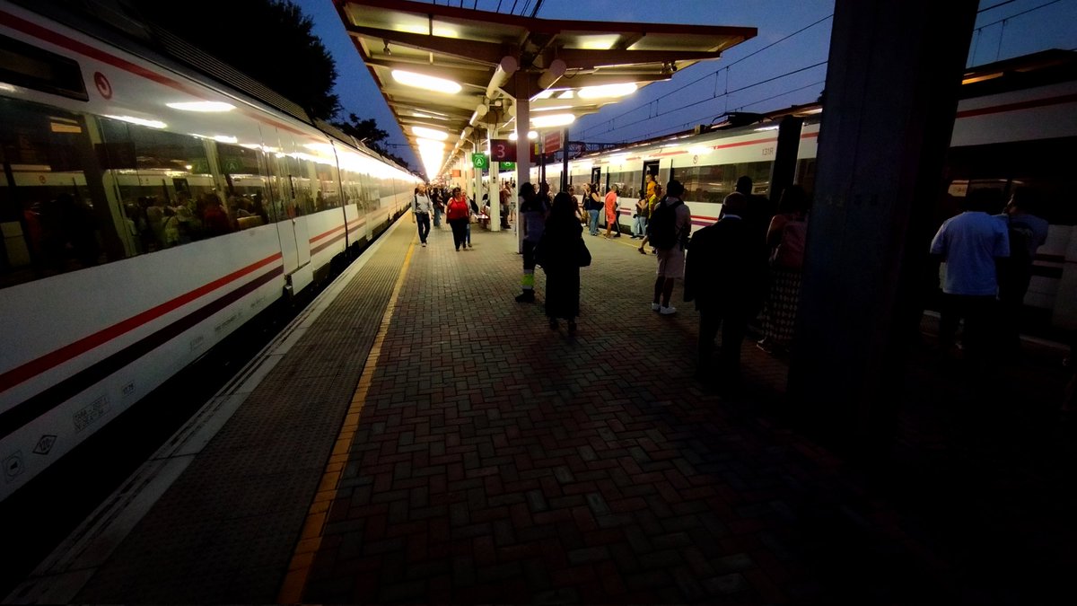 Descontrol al alba
#cercanias #villaverde #madrid #renfe #photography