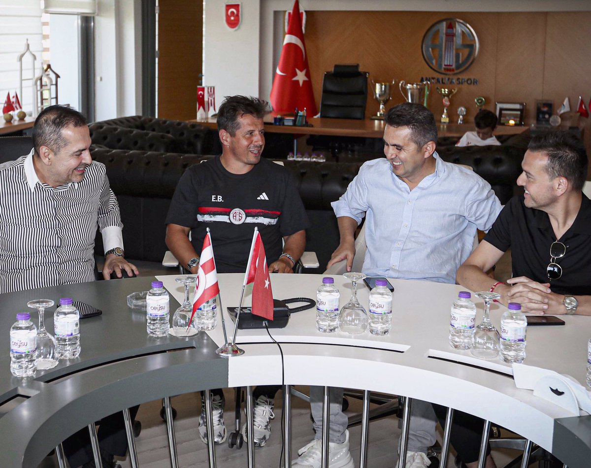 📸 Teknik Direktörümüz Emre Belözoğlu, yeni sezonun ilk antrenmanı öncesinde yöneticilerimizle bir araya geldi. #OnvoAntalyaspor