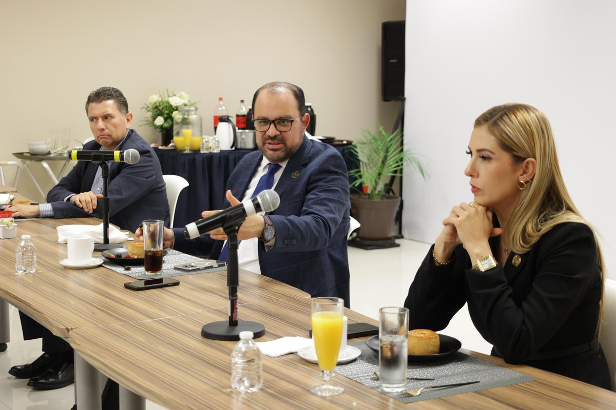 Esta mañana, titulares de los C5 de #Aguascalientes, #Colima, #Jalisco, #Guanajuato, #Nayarit, #Michoacán y #Zacatecas tuvieron una reunión de trabajo para sumar esfuerzos por la seguridad de la región 👨‍💻.

Entre los acuerdos, destaca la creación de una mesa técnica para analizar