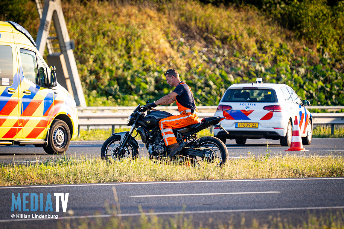 Op de A15 bij Barendrecht heeft een aanrijding plaatsgevonden tussen een motor en vrachtwagen. De motorrijdster is daarbij gewond geraakt. Na behandeling op het asfalt is zij naar het ziekenhuis overgebracht. De hoofdrijbaan werd volledig afgesloten.
mediatv.nl/nieuws/nieuws/…