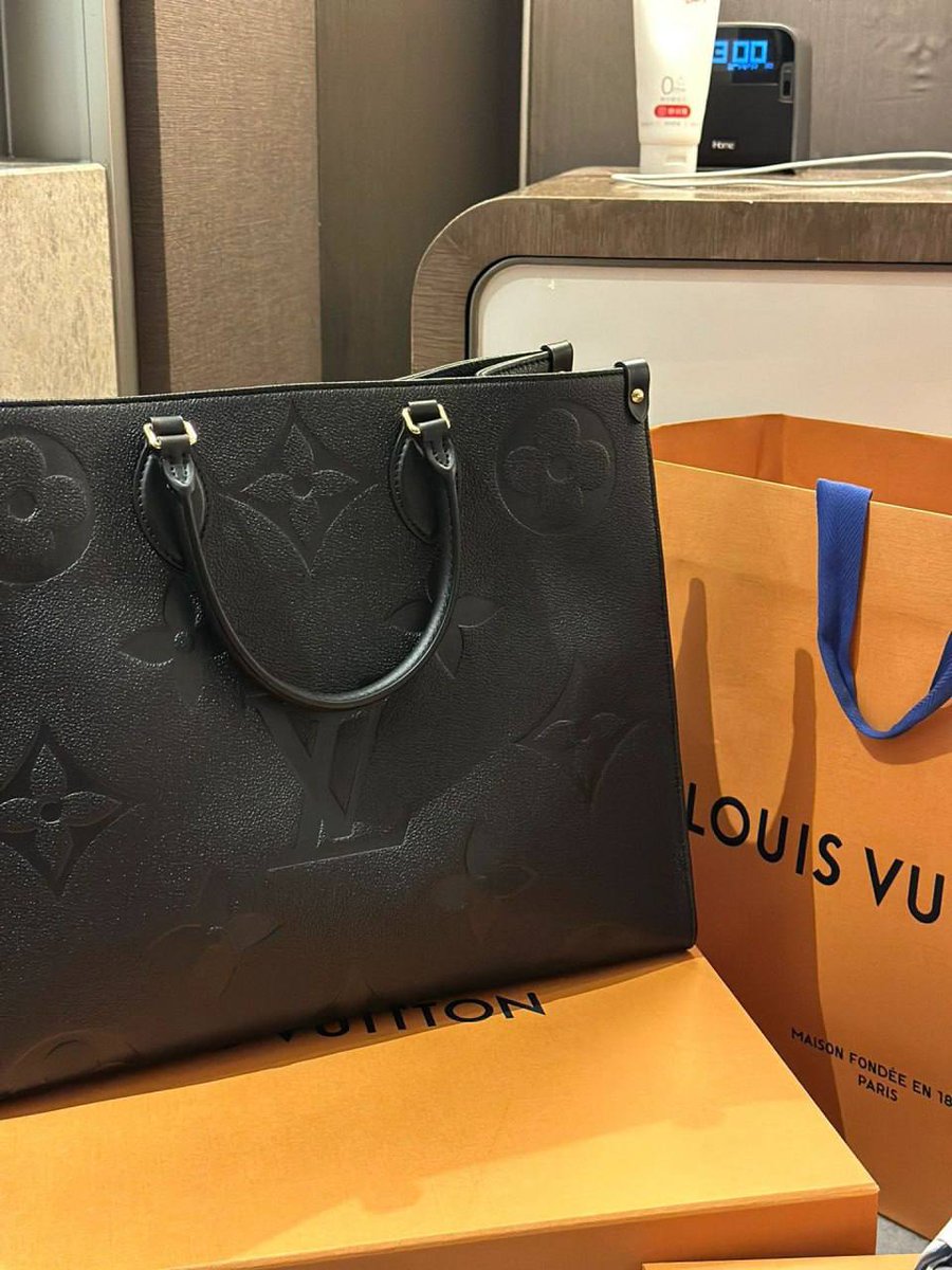 therealellie1's tweet photo. Swapping between crossbody and tote styles 👜↔️👜 
#DailyStruggle #FashionChoice #StyleFlip https://t.co/C8EIBa49ai