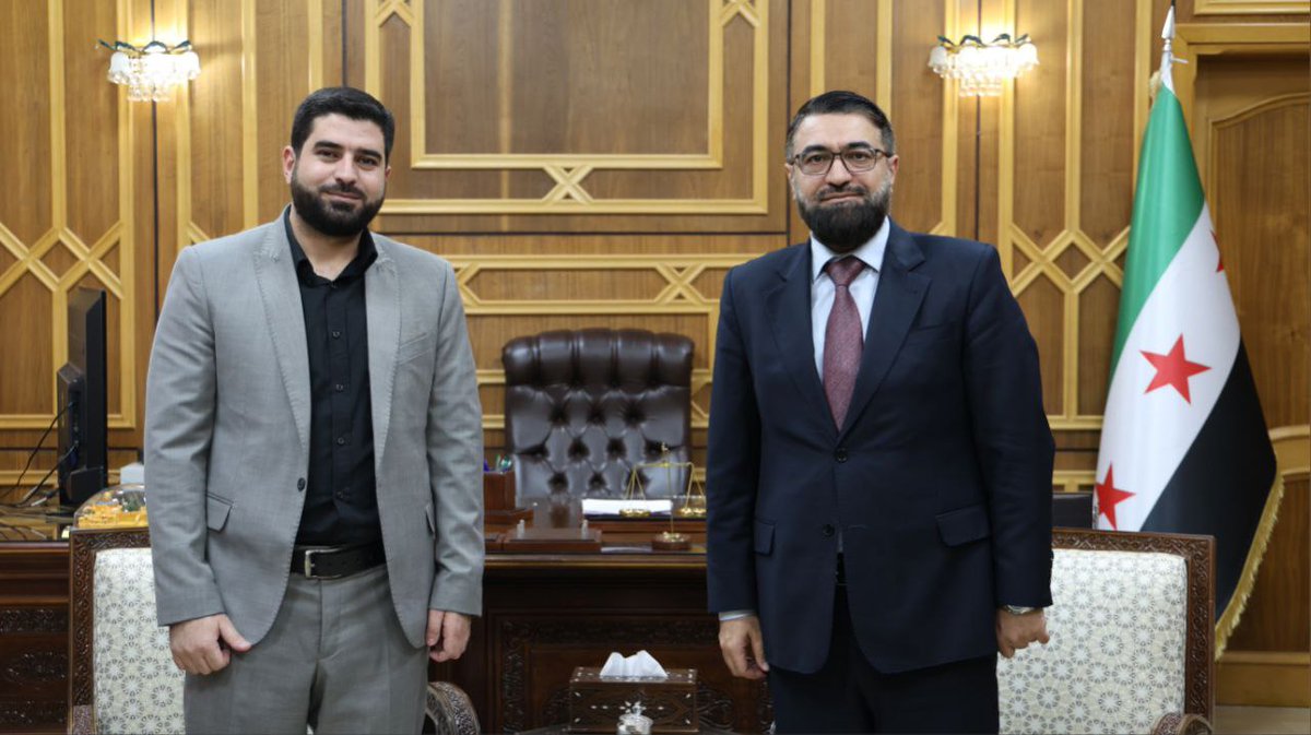 SyrMOfj's tweet image. بهدف تعزيز التعاون الإعلامي والقضائي، زار وفد من الوكالة العربية للأنباء "سانا" برئاسة المدير العام للوكالة "زياد محيميد" السيد وزير العدل "مظهر الويس" في مبنى الوزارة بدمشق.
خلال اللقاء استعرض الدكتور "مظهر الويس" أهمية دور الإعلام في نقل الحقائق والمعلومات للمواطنين، مؤكداً…