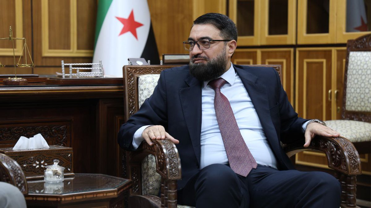 SyrMOfj's tweet image. بهدف تعزيز التعاون الإعلامي والقضائي، زار وفد من الوكالة العربية للأنباء "سانا" برئاسة المدير العام للوكالة "زياد محيميد" السيد وزير العدل "مظهر الويس" في مبنى الوزارة بدمشق.
خلال اللقاء استعرض الدكتور "مظهر الويس" أهمية دور الإعلام في نقل الحقائق والمعلومات للمواطنين، مؤكداً…