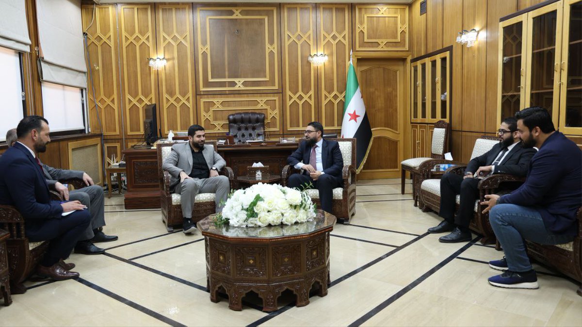 SyrMOfj's tweet image. بهدف تعزيز التعاون الإعلامي والقضائي، زار وفد من الوكالة العربية للأنباء "سانا" برئاسة المدير العام للوكالة "زياد محيميد" السيد وزير العدل "مظهر الويس" في مبنى الوزارة بدمشق.
خلال اللقاء استعرض الدكتور "مظهر الويس" أهمية دور الإعلام في نقل الحقائق والمعلومات للمواطنين، مؤكداً…