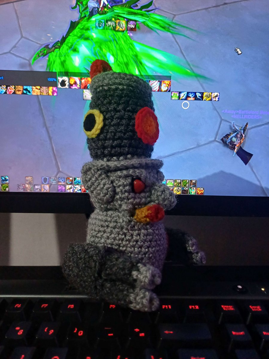 CrimsonGio's tweet image. Montura de Gallywix en el juego y en la vida real!! Gracias @SweetsSuggus por el detalle &amp;lt;3