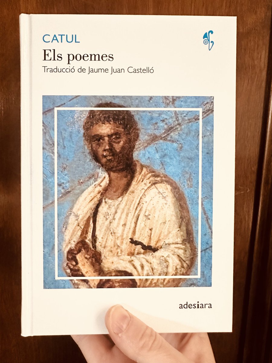 Ja podeu trobar a les llibreries aquest llibre deliciós, que recull tots els poemes de Catul. Hi descobrireu, entre moltes altres joies, els petons més famosos de la literatura universal, amb una traducció magistral de Jaume Juan Castelló. Gaudiu de la poesia, gaudiu de la vida!