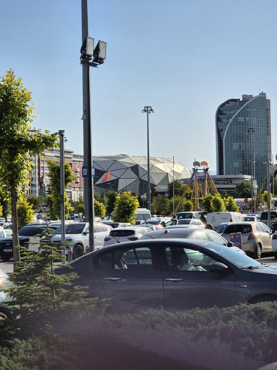 Dünyanın derdi çok, ama bizi gören yok sen geL yaşayana sor hakim bey............

Demiş 1'i...