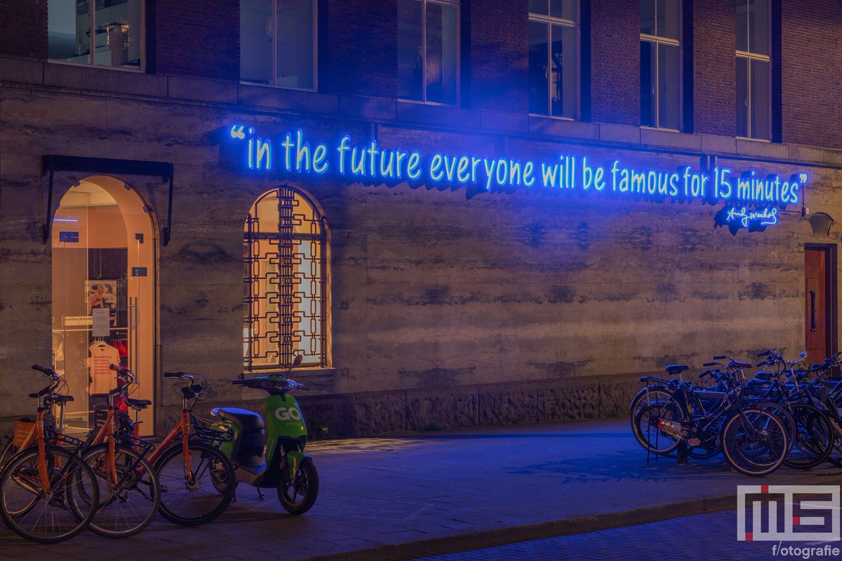 "In the future everyone will be famous for 15 minutes" in Rotterdam

#rotterdam #wittethewith #andy #walhol #nightphotography #street #fotograaf #photographer #night #light #lightpaint #photography

Meer op: ms-fotografie.nl