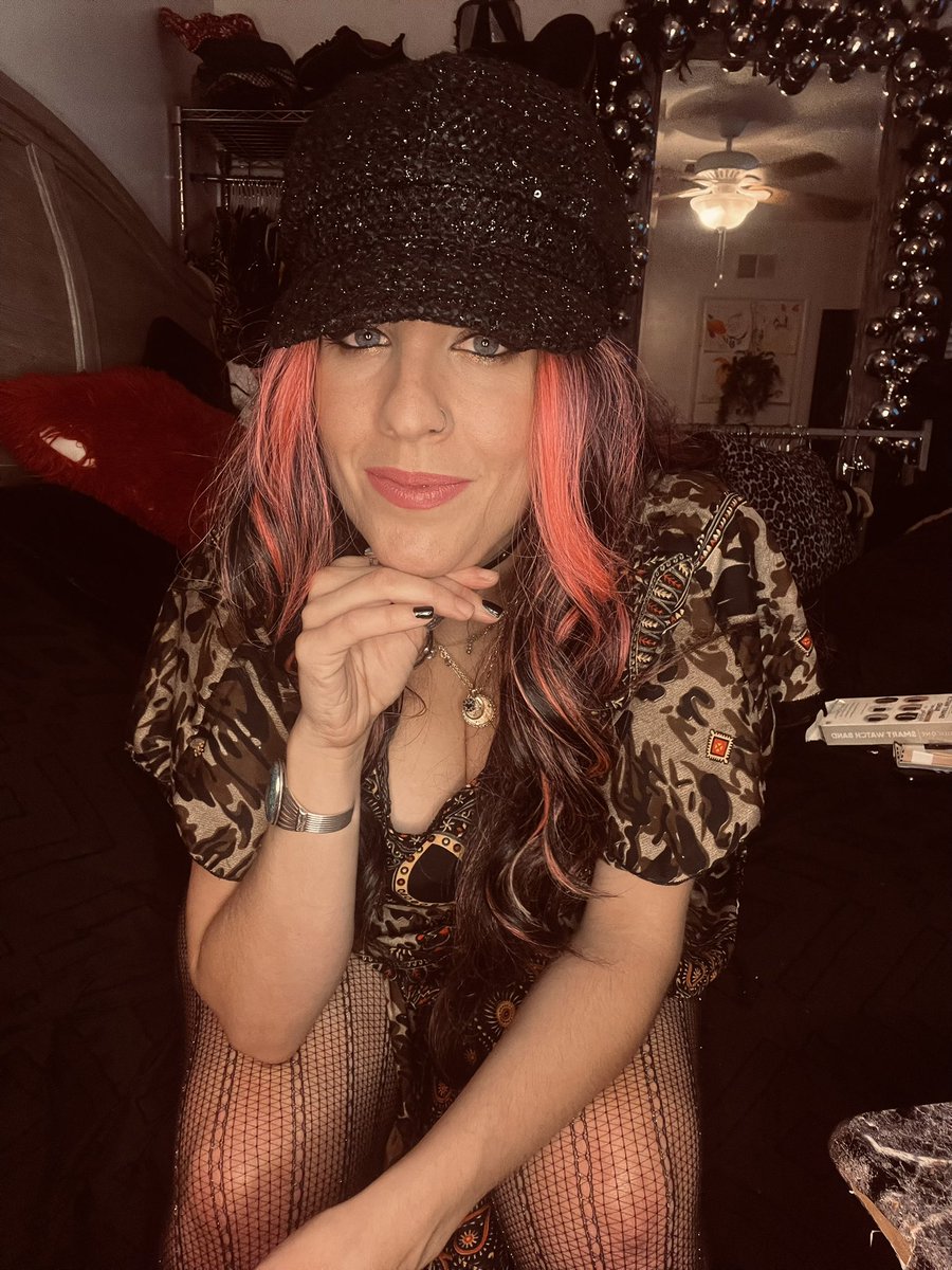 msmonroe777's tweet photo. Shifting gears and while spreading love along the way, I will be focusing on advertising anything I can design passionately and sell effec. I work my ass off and won’t give up. I will show you my version of doing whatever it takes. I can’t fully entertain and put on a live show with 21 stitches and a 3 pc. Bracket drilled into my foot. Due to the level of damage done and surgeries I am newly disabled broke and not an easy hire😢..SMALL BUSINESS OFFICIALLY OPEN+STARTIN TODAY! #fyp #smallbusiness  #hustler #artist #liveperformer #fyp #trending #designer