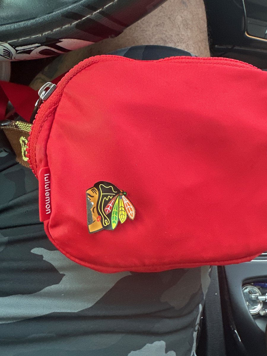 Lululemon, I barely used this bag in the last six months….this is complete trash quality.  This is not wear and tear,  it’s a cash grab.  HORRIBLE  

Update: thanks <a href="/Fanatics/">Fanatics</a> for doing the right thing. Great customer service! can’t say the same for them 👇🏾

<a href="/lululemon/">lululemon</a> 

#trash