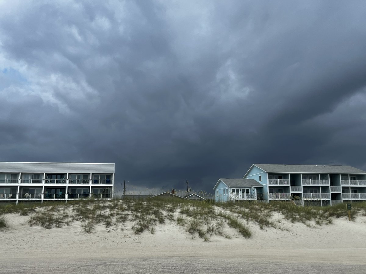 Bonviebling's tweet image. weather was weathering at the beach today!! Blip turned into a decent thunderstorm on radar. Never hit the beach but I took it’s shelfie 😂 #weathernerd #carolinabeach2025
