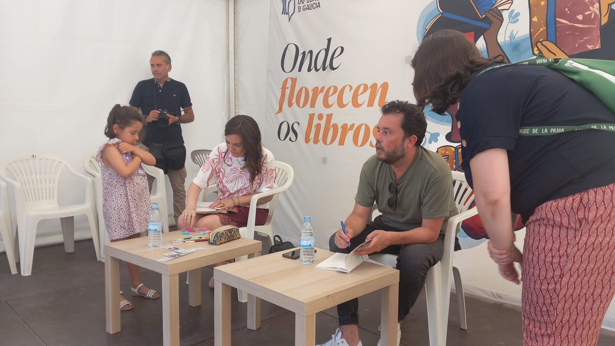 Diego Giráldez 🎡 (@diegogiraldez) on Twitter photo A primeira presentación de "As obras póstumas en Vigo foi así de ben. Sentimos calor por partida dobre. Ou triple. Pero as conversas con <a href="/LediciaCostas/">Ledicia Costas</a> sempre son refrescantes. Grazas, Ledi, por estar sempre ao meu carón. E grazas a todas as persoas que nos acompañáchedes. A primeira presentación de "As obras póstumas en Vigo foi así de ben. Sentimos calor por partida dobre. Ou triple. Pero as conversas con <a href="/LediciaCostas/">Ledicia Costas</a> sempre son refrescantes. Grazas, Ledi, por estar sempre ao meu carón. E grazas a todas as persoas que nos acompañáchedes.