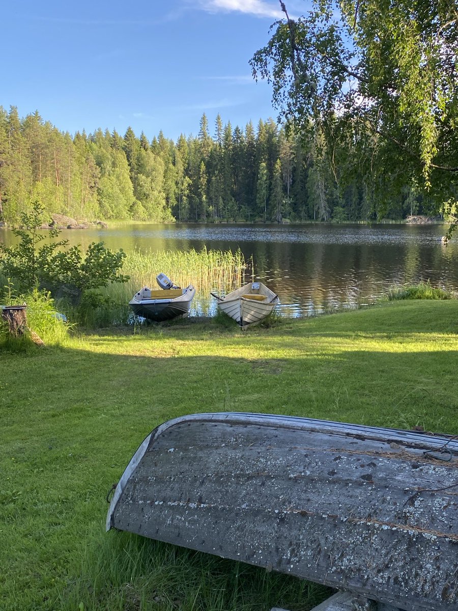 Veneet levähtävät seesteisessä kesäillassa. Vanha ja uudemmat mallit sovussa.