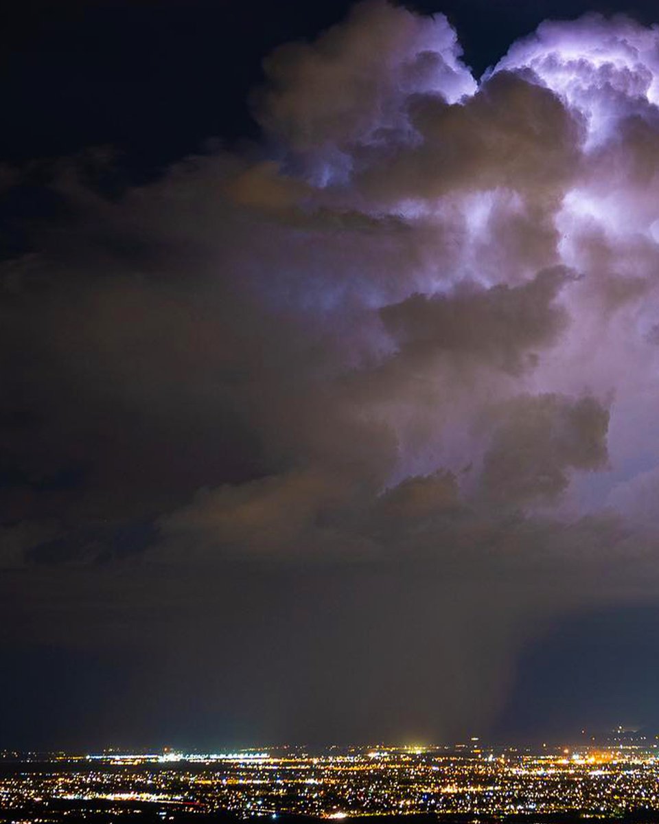 Monsoons started monsooning last night. Here’s to many more desert storms to cool down our summer.

#📷:@randalf, @petercoskunnaturephotography, @donnaruthruffphotography, @stormchasertang