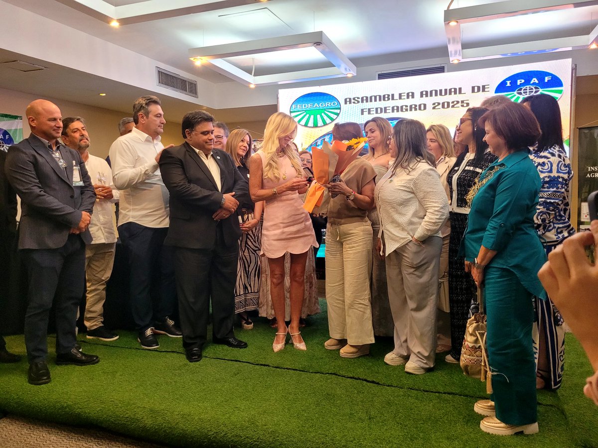 Nuestra directiva junto a las integrantes del Comité de Damas de Fedeagro, quienes también recibieron un botón de reconocimiento por su compromiso y dedicación en apoyo al bienestar social ¡Gracias queridas damas, juntos podemos construir un futuro más justo y solidario!