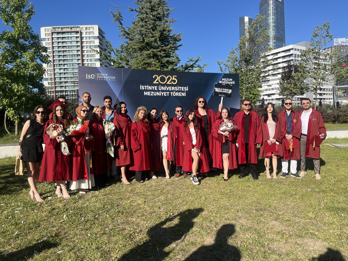 nuraltinok2's tweet image. Her daim eğitim, 
Her daim gelişim. 
Hayat öğrenci iken güzel. 
Bu güzellik devam edecek 🎓

#azim
#başarı
#gurur
@istinyeunivedu