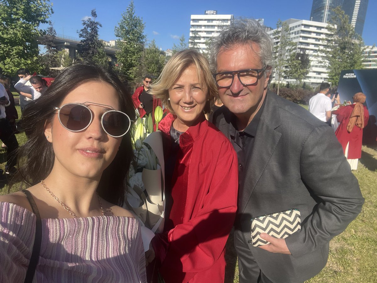 nuraltinok2's tweet image. Her daim eğitim, 
Her daim gelişim. 
Hayat öğrenci iken güzel. 
Bu güzellik devam edecek 🎓

#azim
#başarı
#gurur
@istinyeunivedu