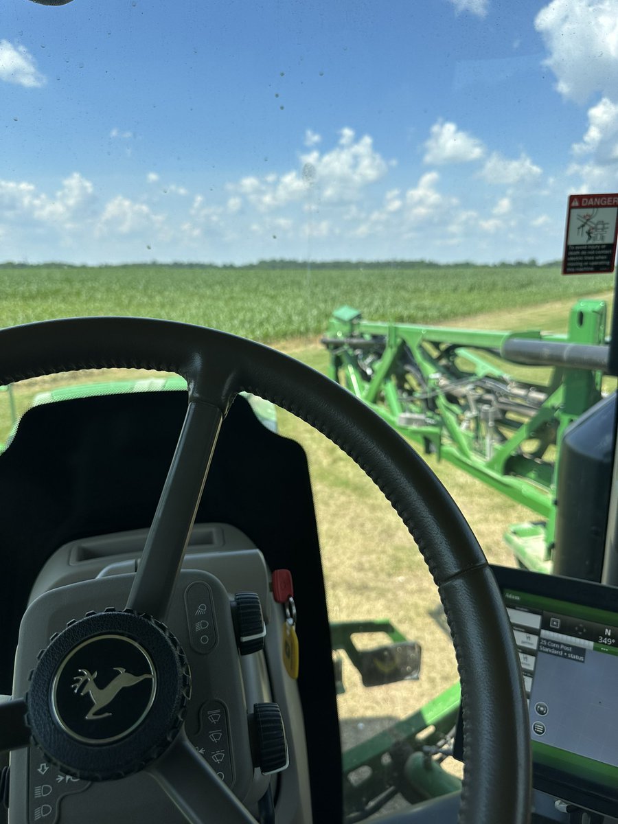 Sof70Farmer's tweet image. Corn post all cleaned out, time for giant ragweed to learn about freedom and democracy #BeanPost #WetSpring