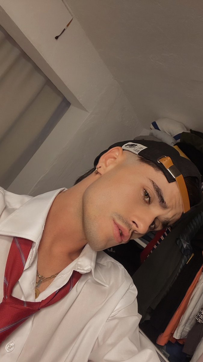 joseeCDMG's tweet image. A ver quién adivina las referencias del look ⭐️