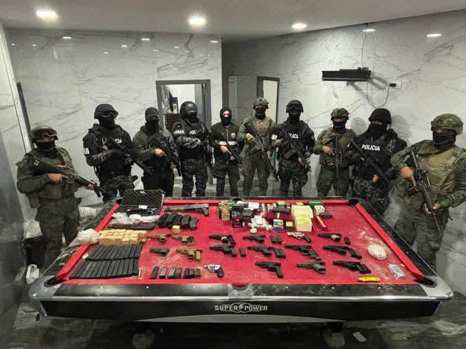 El bloque de seguridad, realizó un nuevo allanamiento en la casa de alias “Fito” en el barrio Monterrey de Montecristi, donde fue capturado anteriormente, encontrandose:
Armas de fuego, municiones, dinero en efectivo, objetos de valor, joyas de alta gama y dispositivos