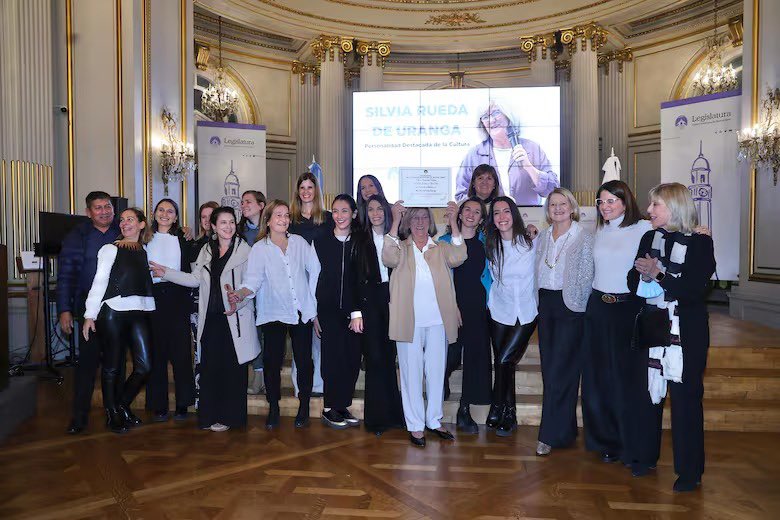 La Legislatura le abrió las puertas a alguien que dejó una huella enorme en la vida de muchísimas personas: Silvia Rueda de Uranga, declarada Personalidad Destacada de la Educación.

No fue solo un homenaje institucional. Fue un abrazo, un gracias, un reconocimiento desde el