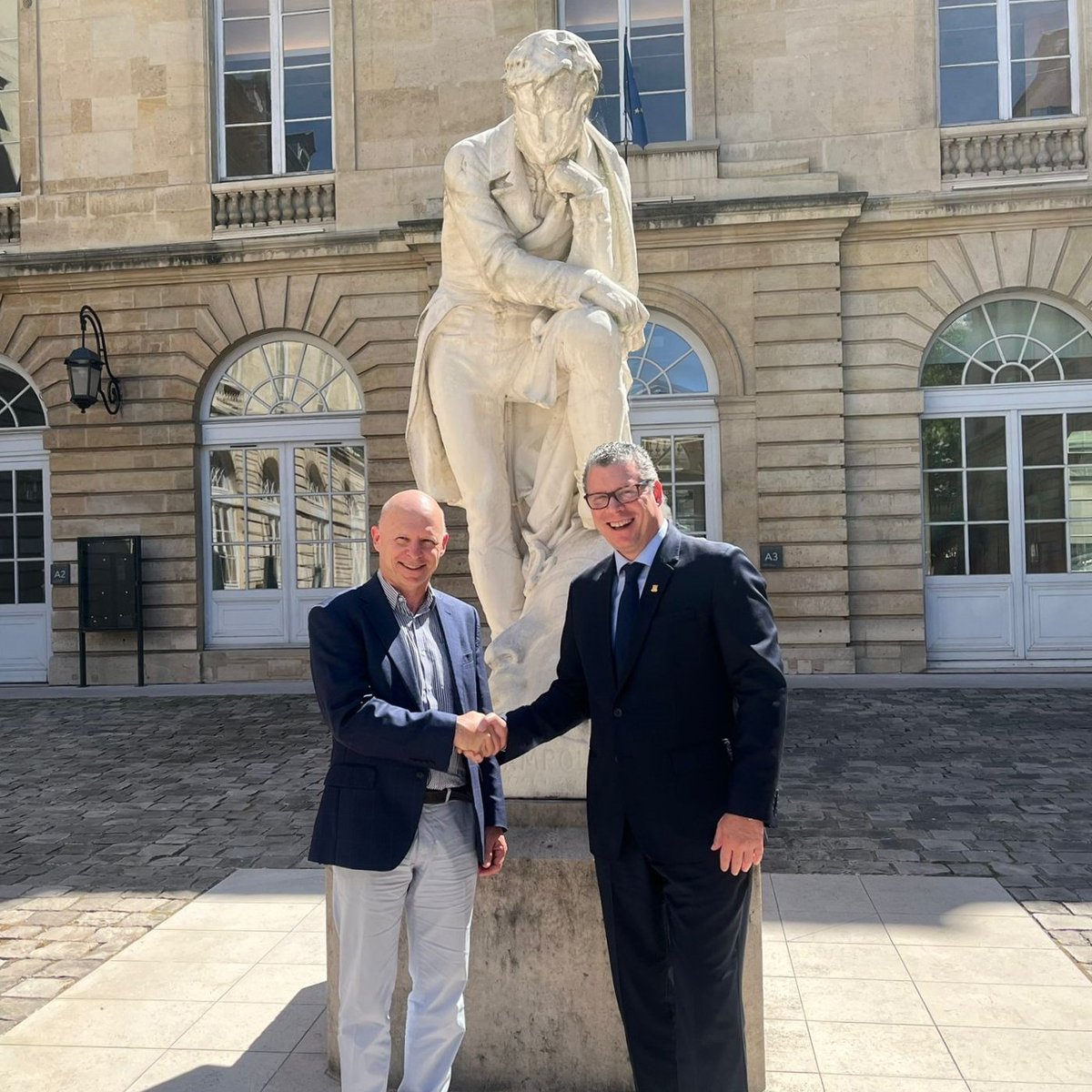 #París | El ministro de Educación, Morgan Quero, se reunió con Stanislas Dehaene, presidente del Consejo Científico Nacional de Francia, para promover la asesoría técnica en la mejora de la currícula escolar y el aprendizaje desde el método científico en #EscuelasBicentenario.