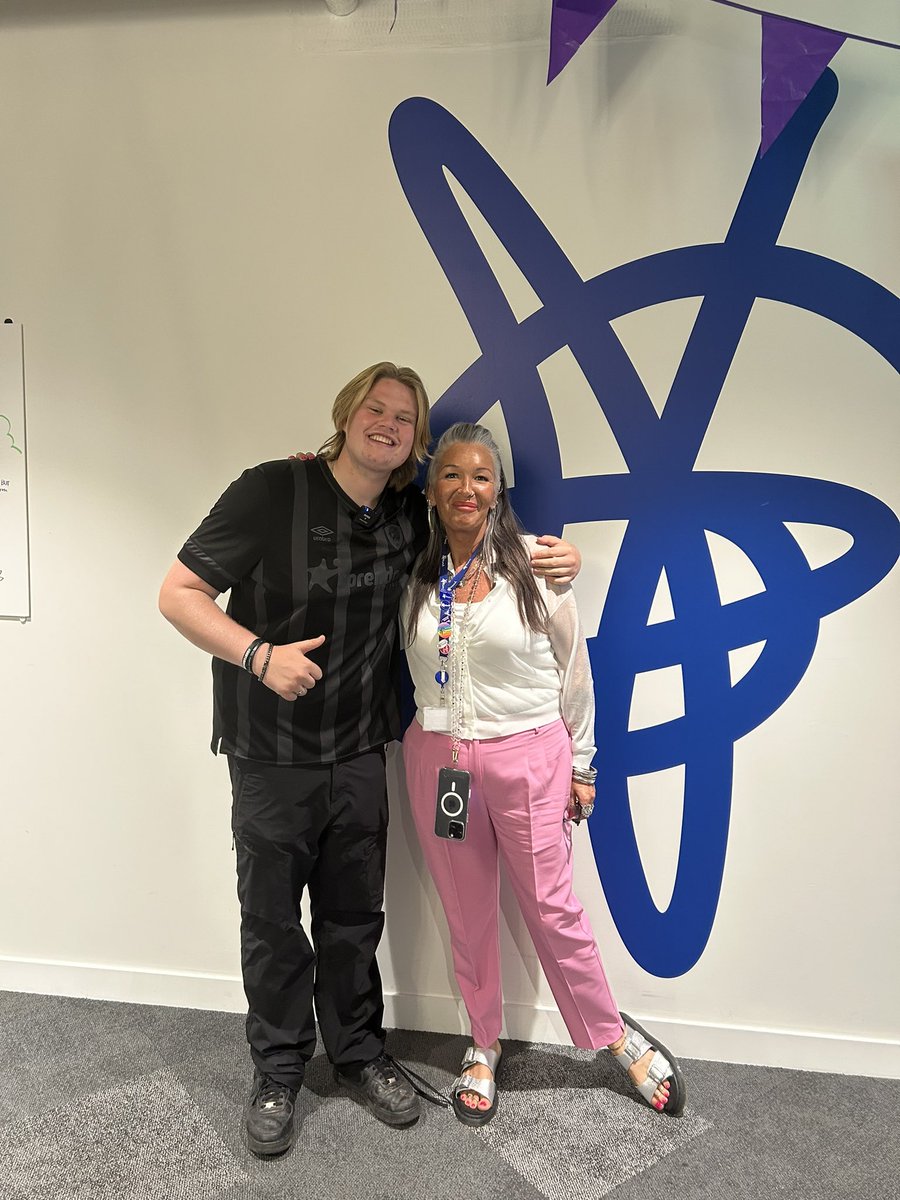 Thehullboy1's tweet image. What a day. Meeting the CEO and all the amazing people at the @mindcharity 💙
To meet everyone at mind headquarters was a dream come true. Sarah is the definition of a true hero, so grateful for what she and everyone does for the people suffering with mental health. Speaking to…