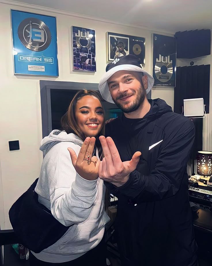 StatsJuL's tweet image. 🚨𝟐 𝐍𝐨𝐮𝐯𝐞𝐚𝐮𝐱 𝐅𝐞𝐚𝐭𝐬 𝐝𝐞 𝐉𝐮𝐋 !!!

📌 𝐇𝐨𝐮𝐚𝐫𝐢 𝐟𝐞𝐚𝐭 𝐉𝐮𝐋 « 𝐓𝐚𝐧𝐚 »
📌 𝐍𝐢𝐚 𝐟𝐞𝐚𝐭 𝐉𝐮𝐋 « 𝐕𝐞𝐧𝐝𝐞𝐭𝐭𝐚 𝐈𝐈𝐈 »

🗓️ 𝐃𝐢𝐬𝐩𝐨𝐧𝐢𝐛𝐥𝐞 𝐥𝐞 𝟏𝟏 𝐉𝐮𝐢𝐥𝐥𝐞𝐭