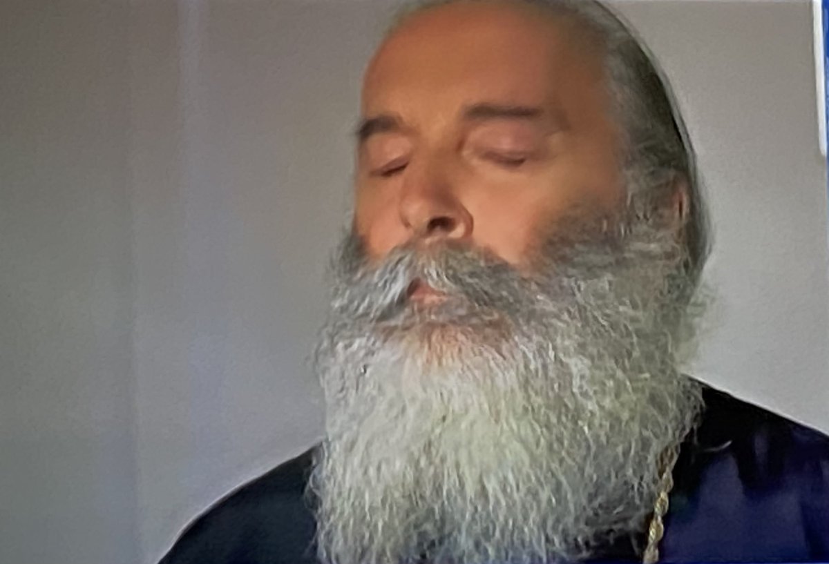 -Ο μικρός Κυριάκος είναι γιός μου. - Ιιιιιιιι μη λες άλλα , θα βγω από τα ράσα μου ! 🤣#AgiosErotas