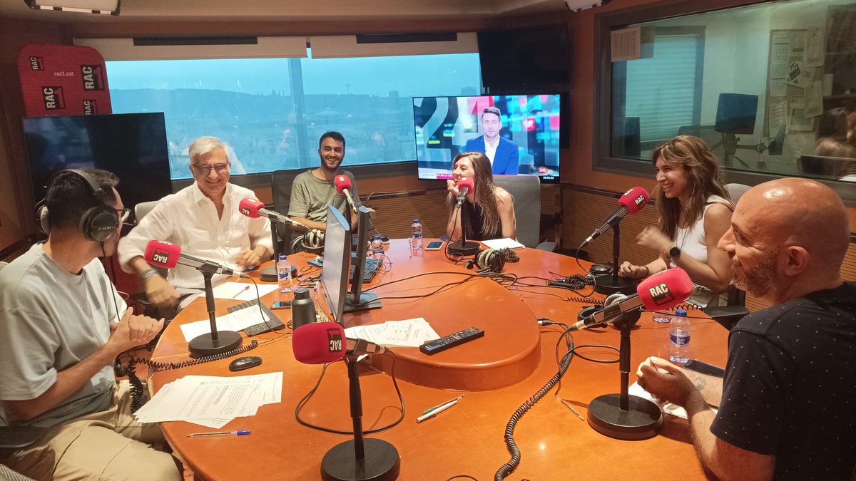 No ho sé RAC1 (@nohoserac1) on Twitter photo La tertúlia!
📌 Entrevista: director del Centre de Ciència i TecnologIa Forestal de Catalunya.
📌La CGT diu que són 5 els treballadors de la neteja viària que han tingut cops de calor els últims dies.
🗣️ <a href="/rafa_garrido2/">Rafa Garrido</a>, <a href="/nuriaorrg/">Núria Orriols Guiu</a>, <a href="/LauraAzLlu/">Laura Aznar Llucià</a> i <a href="/JotaMSilvaA/">Josep Manuel Silva</a>. La tertúlia!
📌 Entrevista: director del Centre de Ciència i TecnologIa Forestal de Catalunya.
📌La CGT diu que són 5 els treballadors de la neteja viària que han tingut cops de calor els últims dies.
🗣️ <a href="/rafa_garrido2/">Rafa Garrido</a>, <a href="/nuriaorrg/">Núria Orriols Guiu</a>, <a href="/LauraAzLlu/">Laura Aznar Llucià</a> i <a href="/JotaMSilvaA/">Josep Manuel Silva</a>.