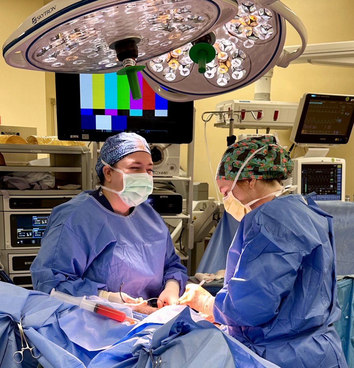 DrCharlaMiller's tweet photo. New year, new look: an all-female resident team in the robot room!
#SWIU #UroSoMe #ILookLikeAUrologist https://t.co/whki9vcUk2
