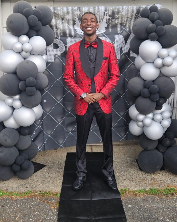 PerfectTux's tweet image. Stepping out in serious style! Our guy is rocking the M363SK-3 Red Floral Tuxedo—a prom look that turns heads and owns the spotlight.
Slim fit. Shawl lapel. Statement made.
Styled by: PerfectTux.com
#PerfectTux #PromStyle #MenswearGoals #RedTuxedo #SuitedUp